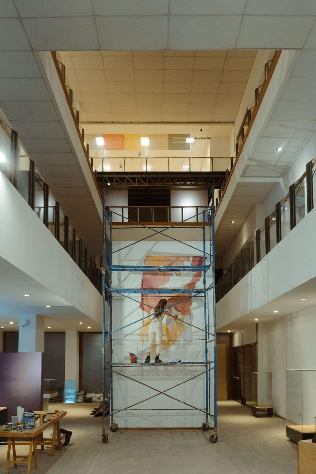 Échafaudage roulant monté dans un hall, avec garde-corps et roues