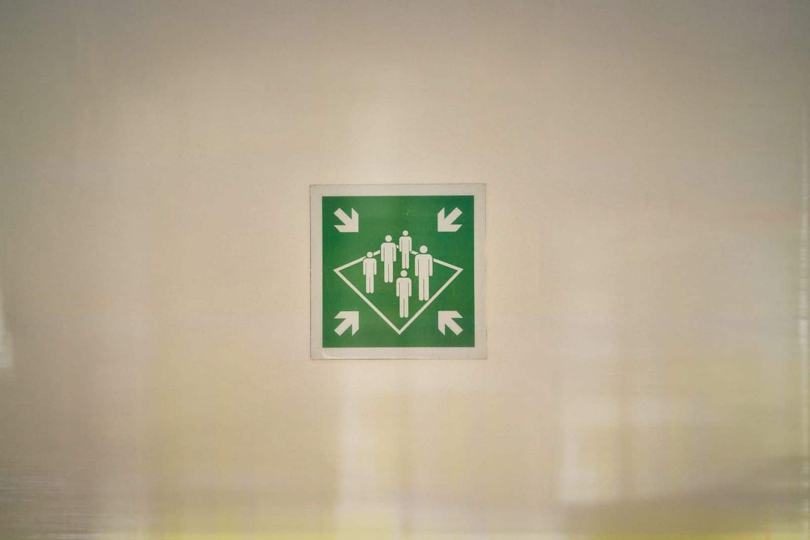 Panneau de point de rassemblement utilisé lors des exercices d'évacuation