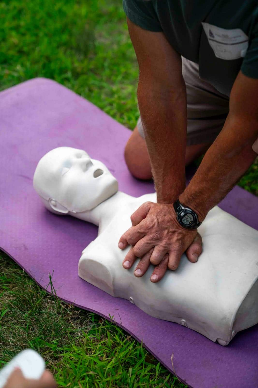 Compressions thoraciques sur un mannequin de secourisme, mains bien placées