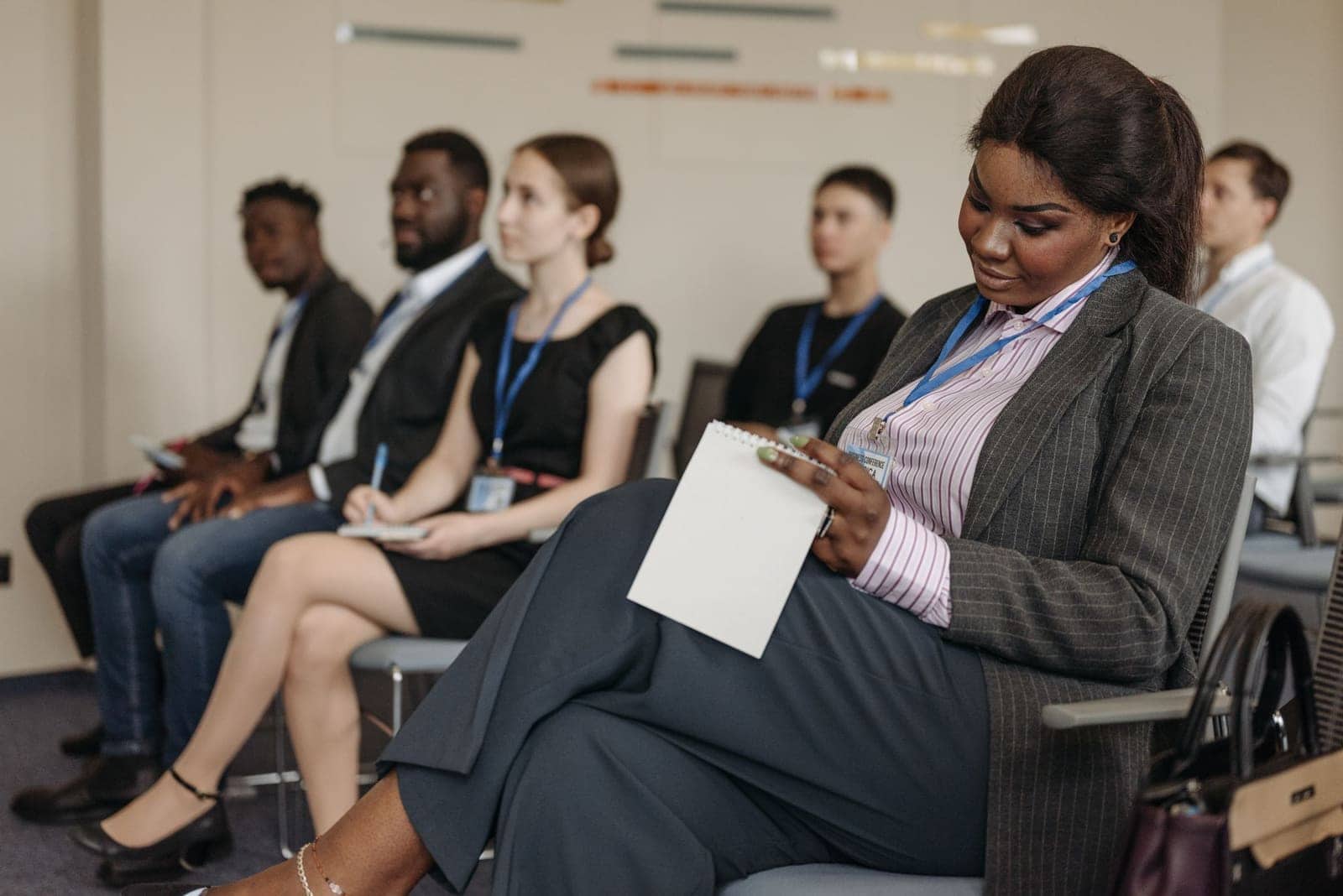 Stagiaire prenant des notes pendant une formation