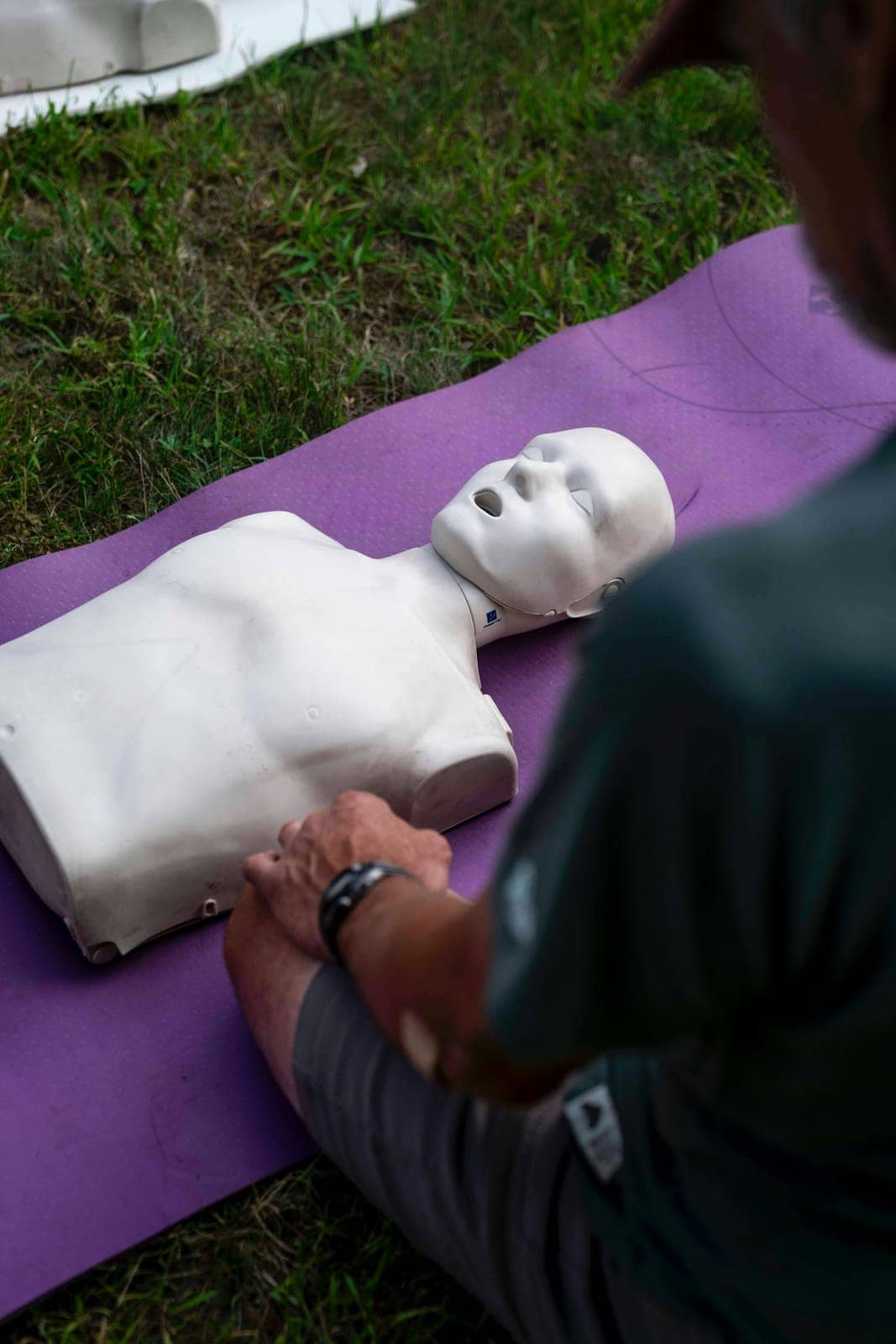Entraînement au massage cardiaque sur un mannequin adulte