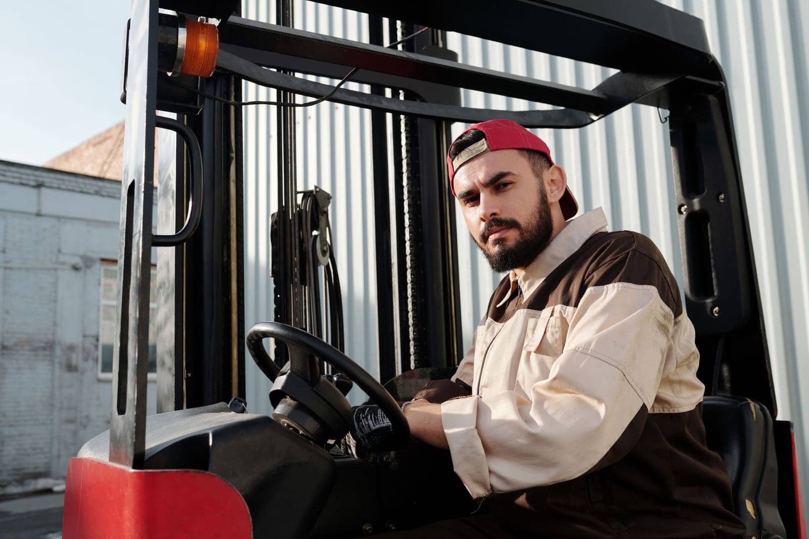 Cariste aux commandes d'un chariot élévateur