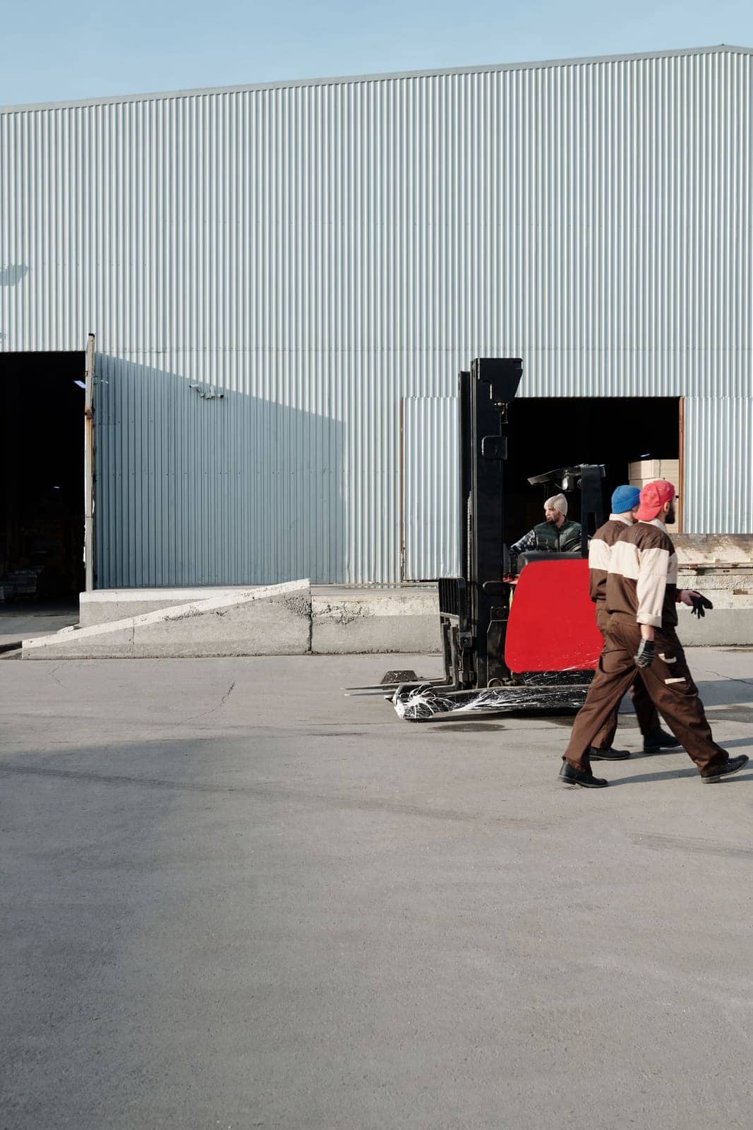 Chariot élévateur en circulation sur un site logistique
