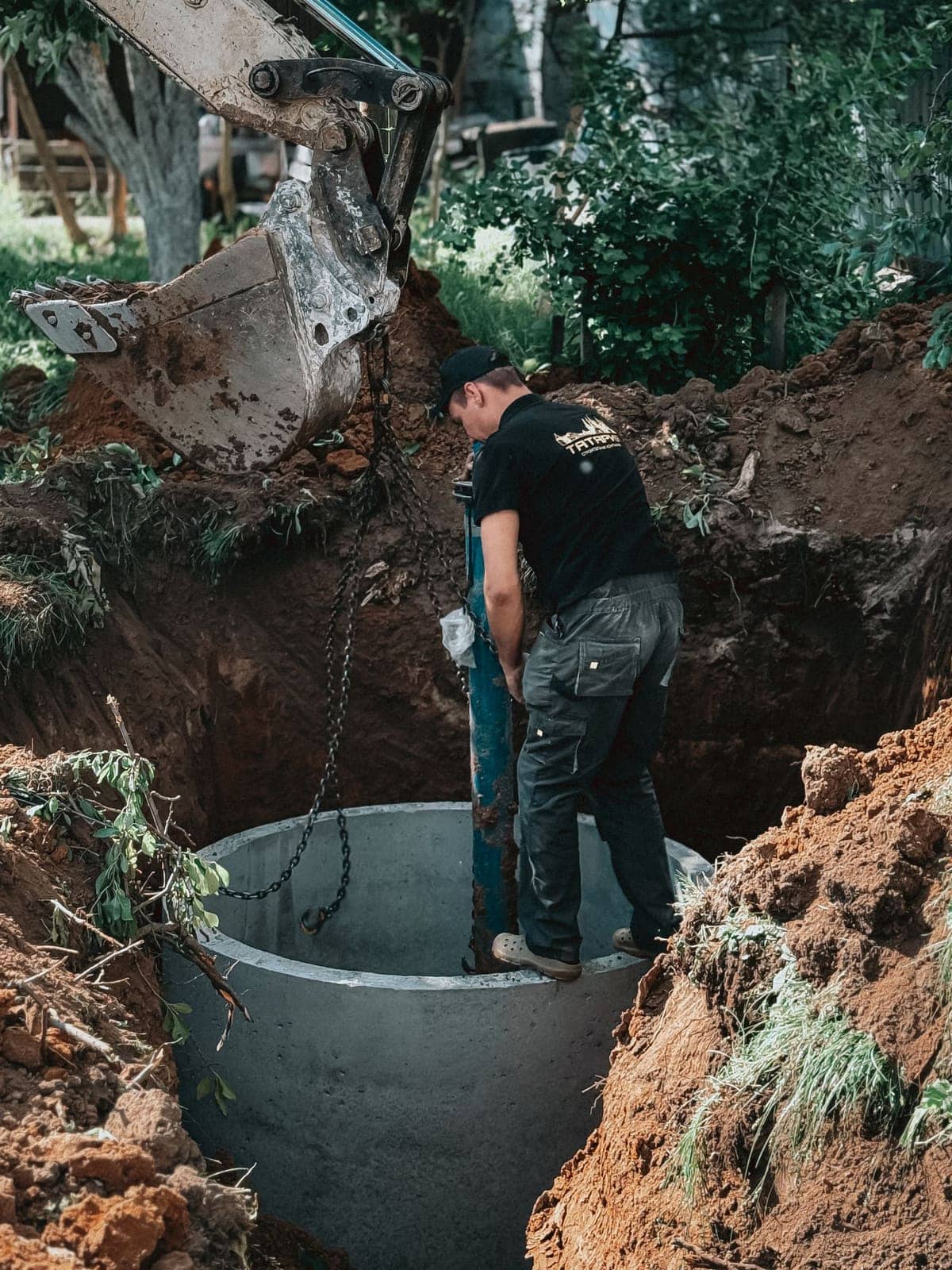 Intervenant descendu dans un regard en béton, travail en espace confiné