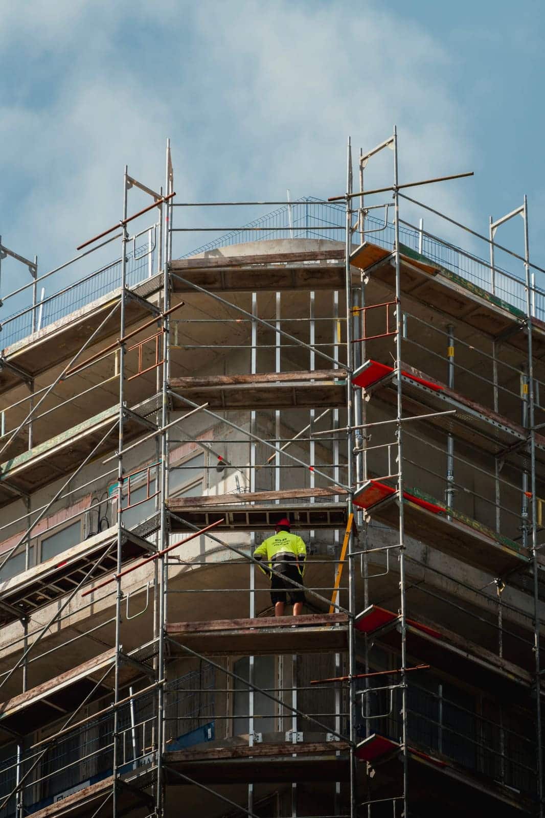Échafaudage de chantier sur un bâtiment en construction