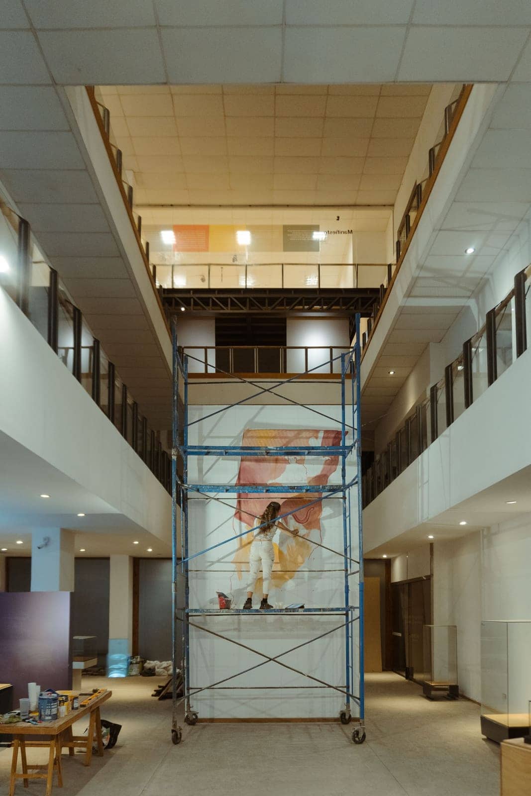 Échafaudage roulant monté dans un hall, avec garde-corps et roues