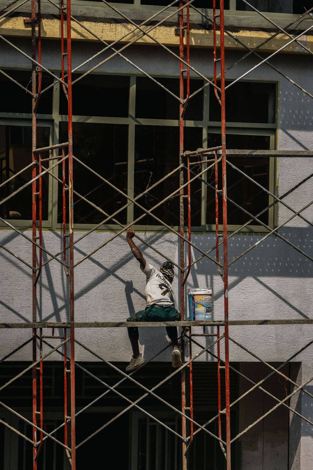 Ouvrier travaillant en hauteur depuis un échafaudage