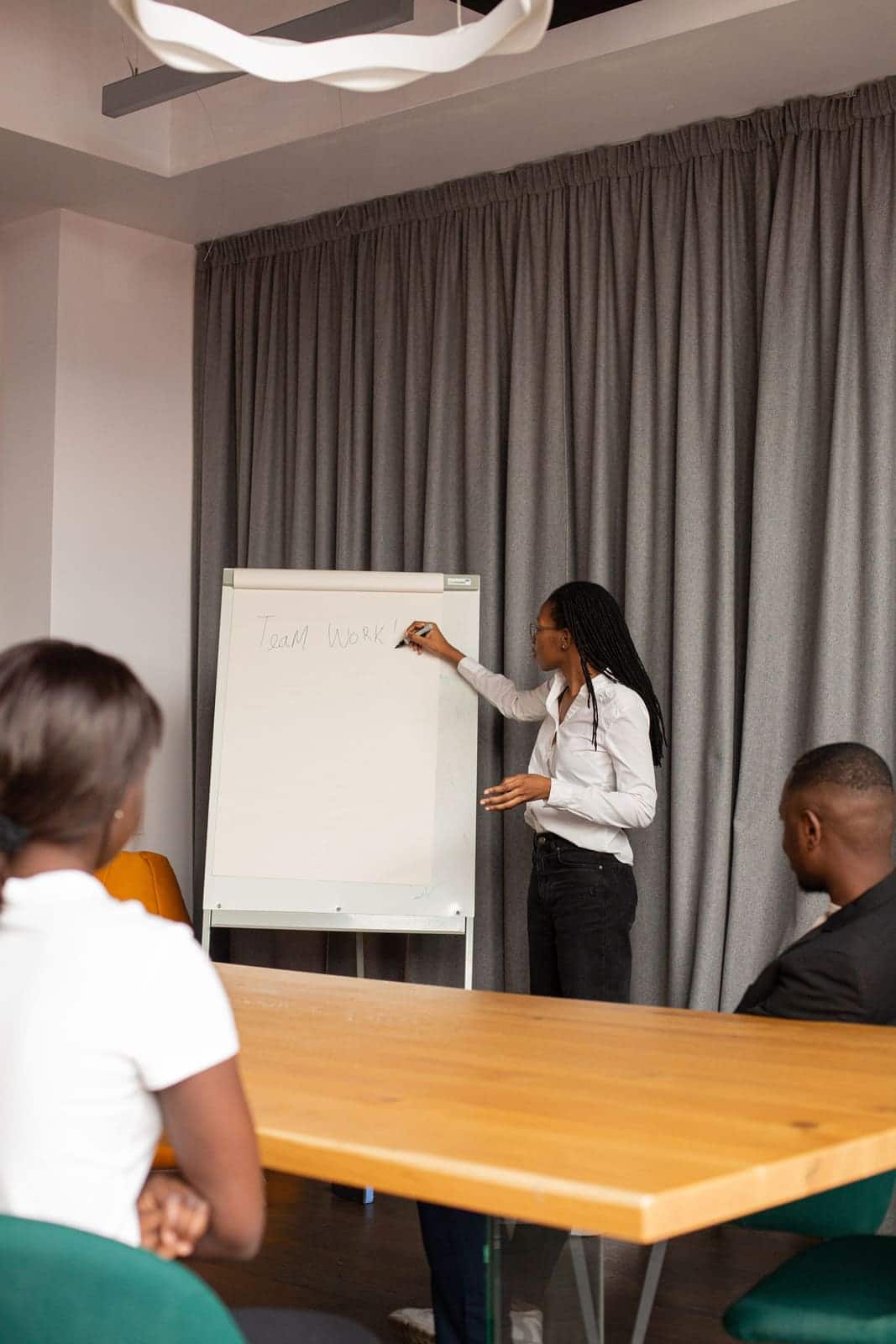 Échange autour d'un projet de formation en salle de réunion