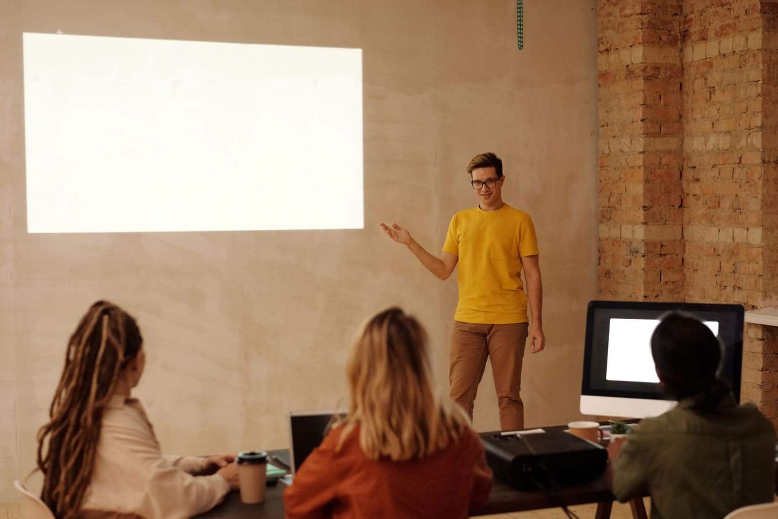 Formateur présentant un module devant un groupe en salle