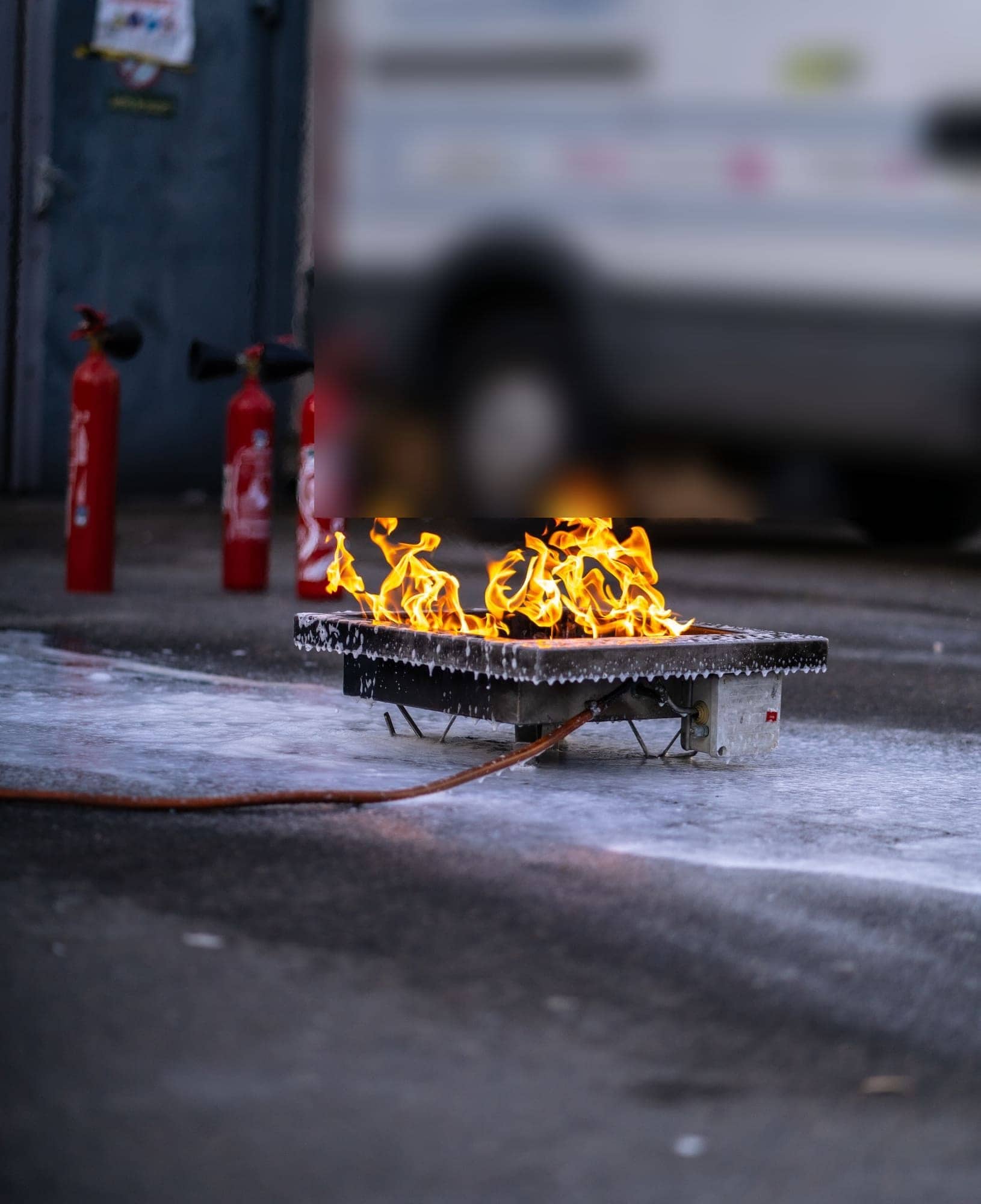 Bac à feu et extincteurs prêts pour un exercice de formation incendie