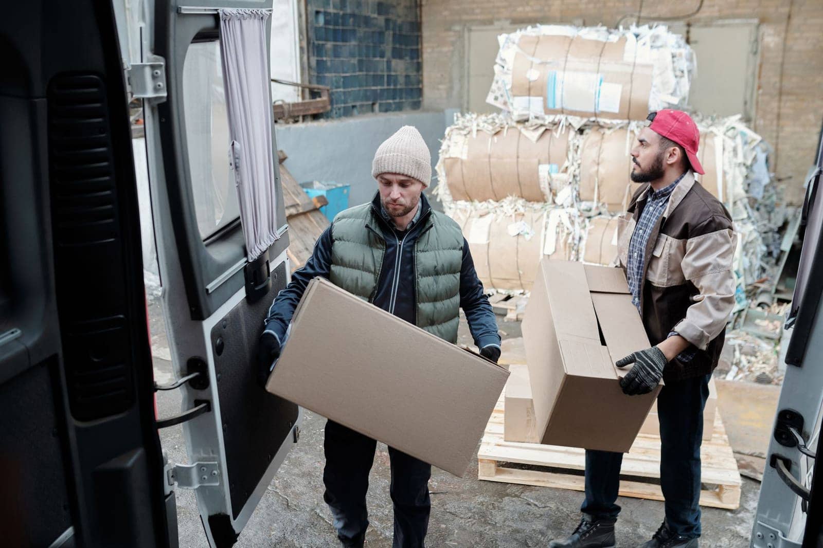 Port de charge près du corps, dos droit, lors d'une manutention de cartons