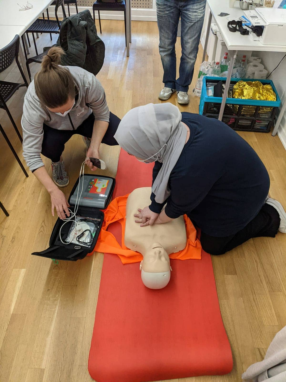 Mise en situation de premiers secours avec un défibrillateur automatisé externe et un mannequin